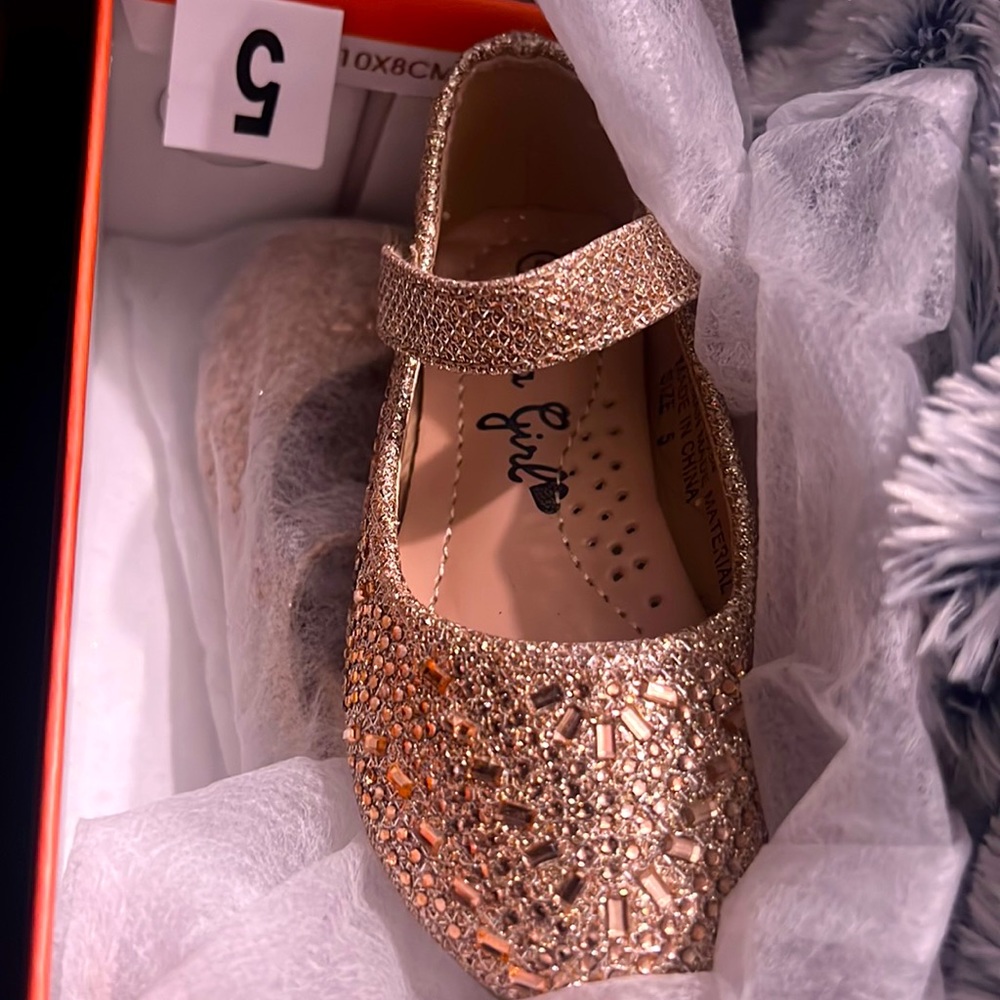 Bella Girls toddler shoe size 5 blush/rose gold color